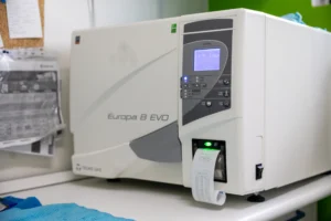 Dentsmile - Il nostro studio usa solo strumenti certificati e all'avanguardia, sopratutto per la sterilizzazione. L'autoclave Europa B Evo, grazie alla sua tecnologia innovativa, questa apparecchiatura garantisce la distruzione di batteri, virus e spore per una sterilizzazione certificata e affidabile.