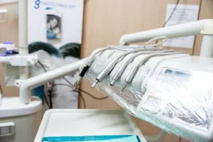 Dentsmile - Il nostro impegno per la sicurezza dei pazienti è un valore fondamentale del nostro studio dentistico. Ci impegniamo a fornire ai nostri pazienti un ambiente sicuro, igienico e di alta qualità in cui ricevere i nostri trattamenti dentali.