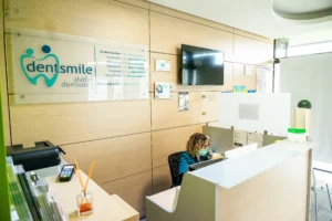 Dentsmile - I nostri pazienti sono accolti con un sorriso dal nostro personale professionale e amichevole nell'area della reception. L'atmosfera accogliente ti farà sentire a tuo agio fin dal primo momento in cui entrerai nel nostro studio.